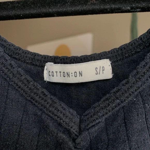 Basic Ribbed Crop Top - Picture 2 of 3